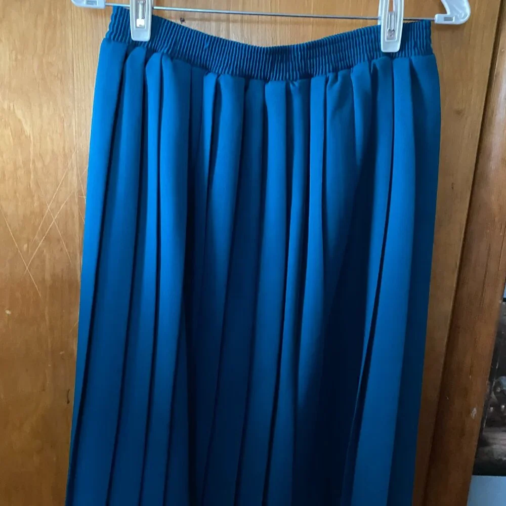 two pc suit - Picture 3 of 4